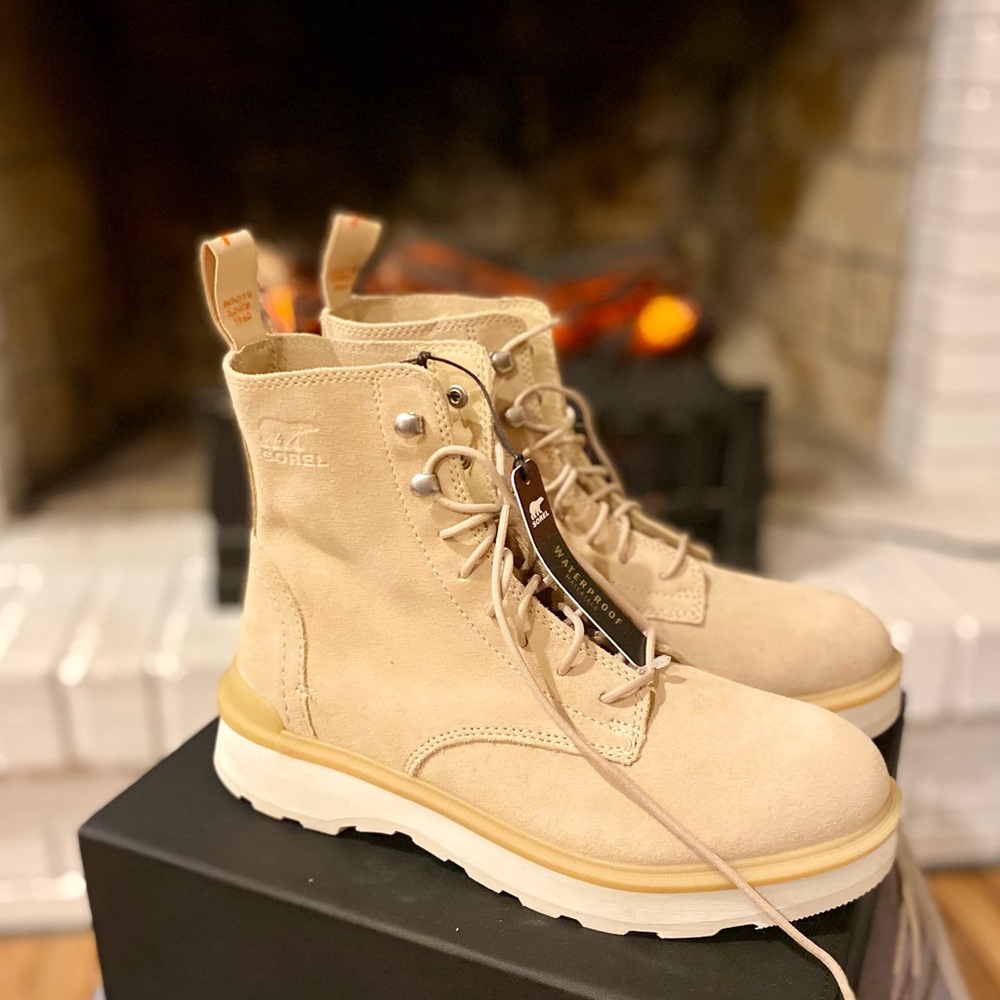 BNWT*SOREL HI LINE LACE BOOT